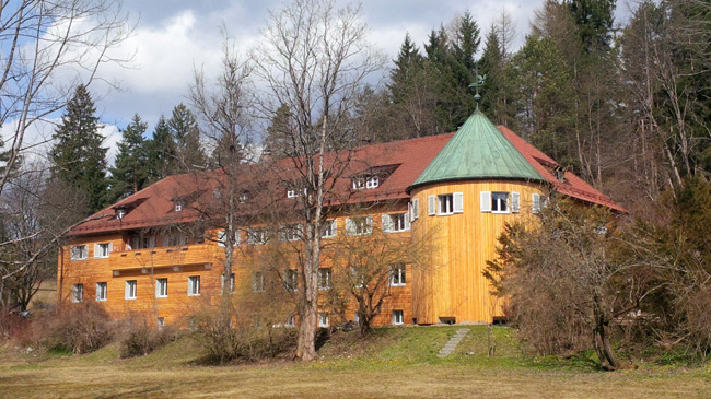 Das Gebäude der Regionalstelle Garmisch-Partenkirchen des Bayerischen Artenschutzzentrums.